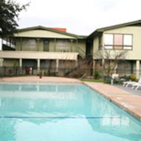 אבילן Econo Lodge Inn & Suites מראה חיצוני תמונה