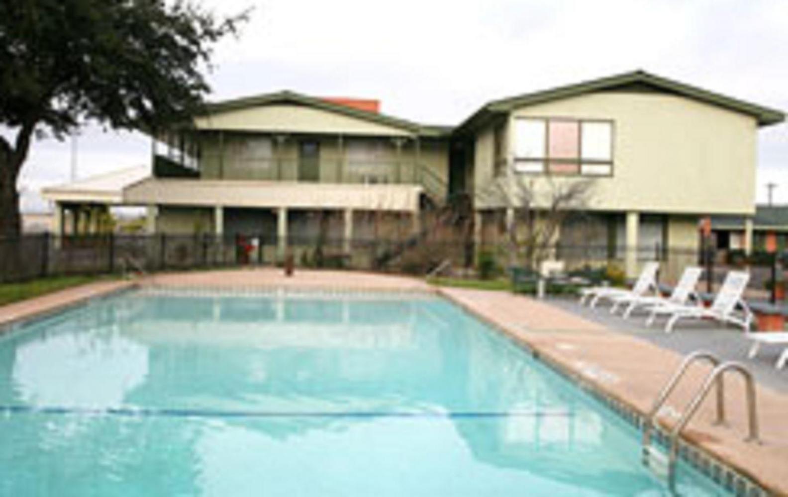 אבילן Econo Lodge Inn & Suites מראה חיצוני תמונה