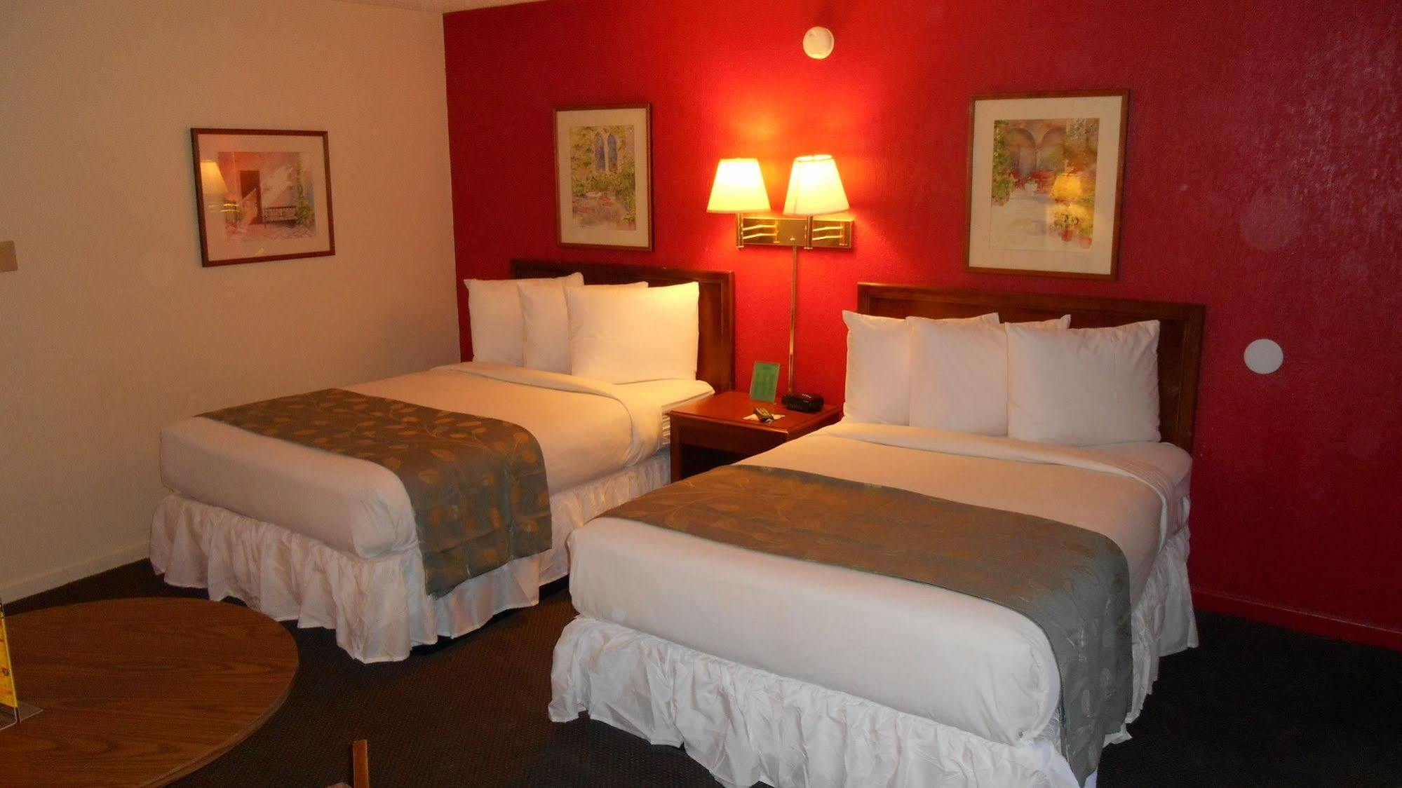 אבילן Econo Lodge Inn & Suites מראה חיצוני תמונה