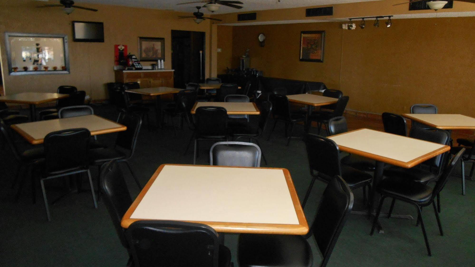 אבילן Econo Lodge Inn & Suites מראה חיצוני תמונה